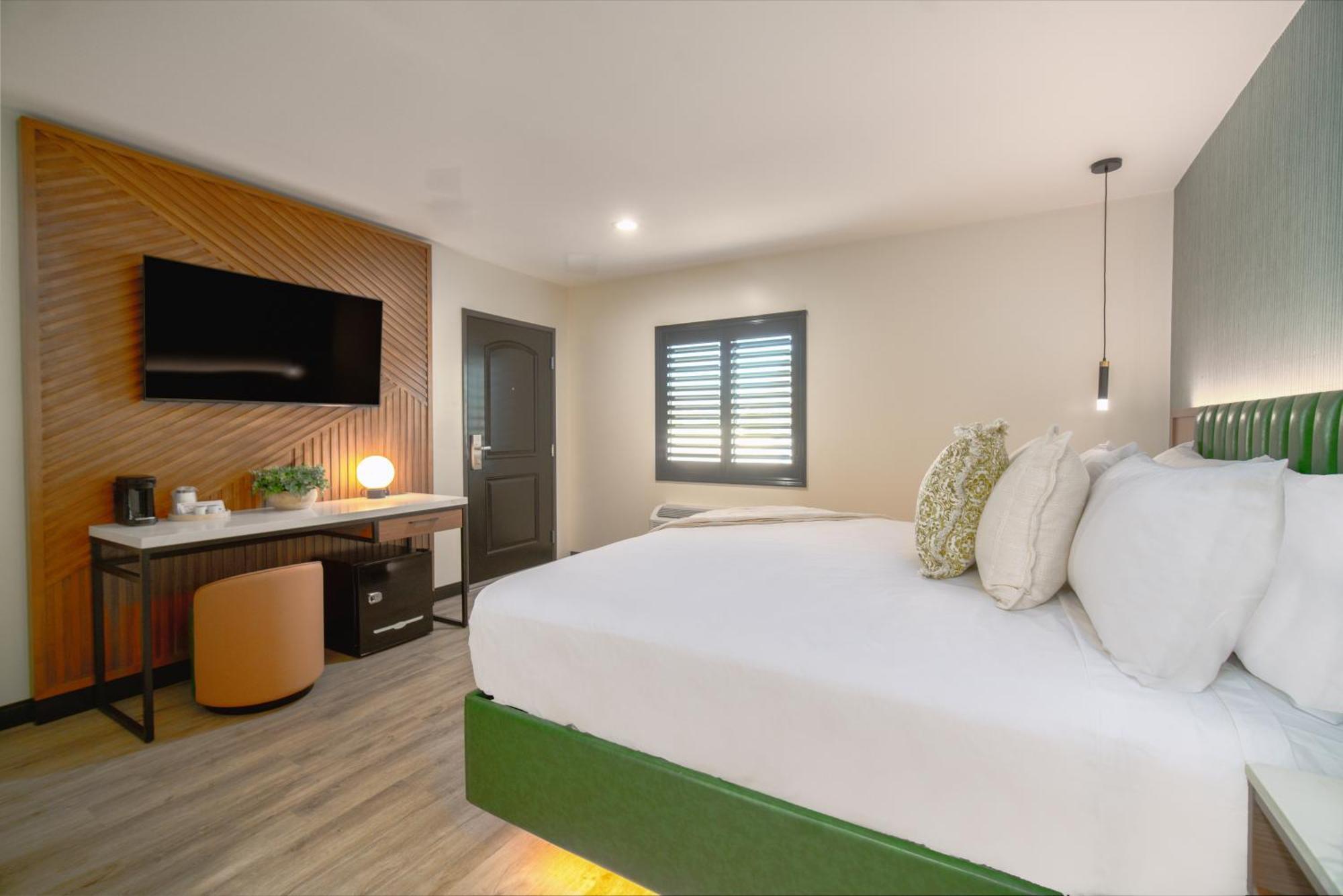 Lyfe & By Aga- North Hollywood Universal 3*