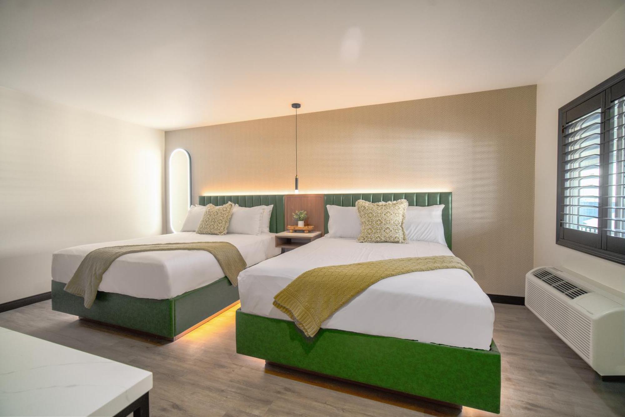 Lyfe & By Aga- North Hollywood Universal Hotel 3*