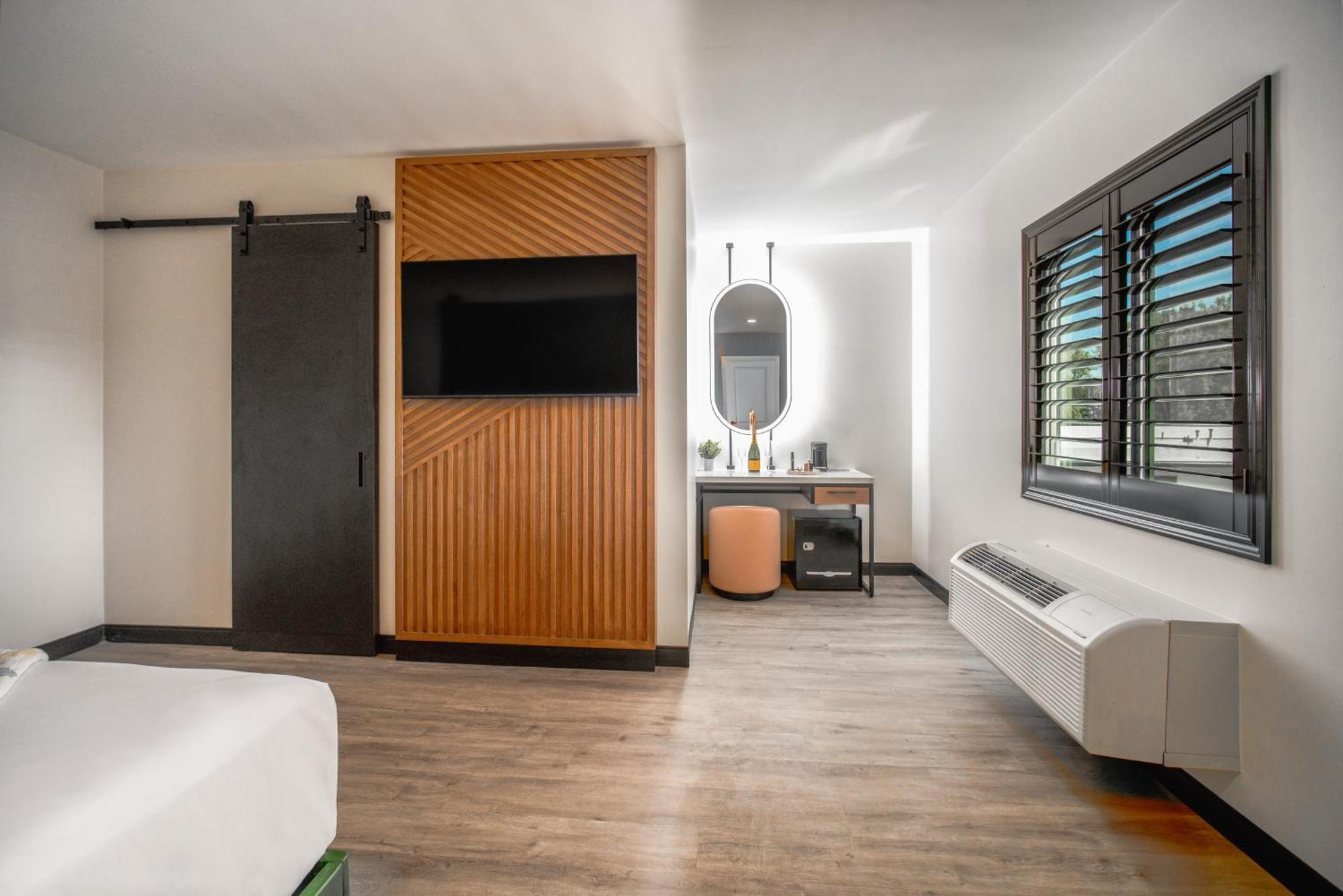 Hotel Lyfe & By Aga- North Hollywood Universal