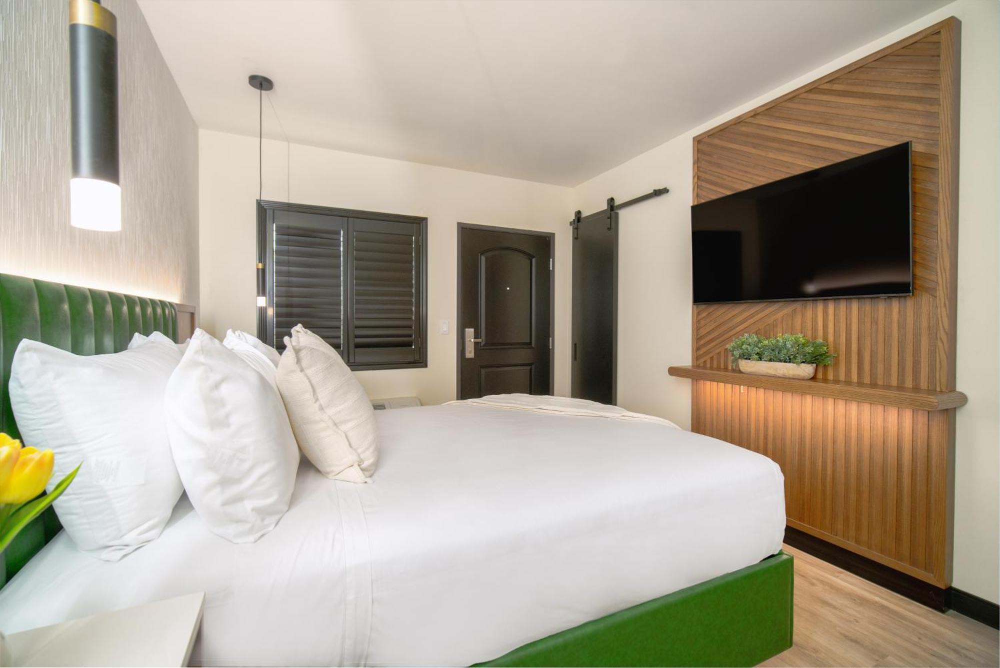 Lyfe & By Aga- North Hollywood Universal Hotel 3*